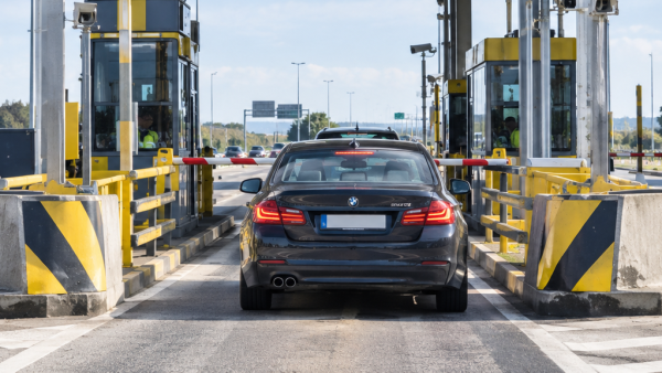 Na tym zdjęciu widoczny jest tradycyjny, bramkowy punkt poboru opłat (PPO)